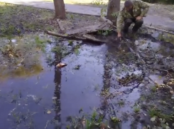 На улице Партизанской в Самаре уже две недели течёт вода