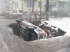 В Самаре во дворе автомобиль полностью упал в огромную яму