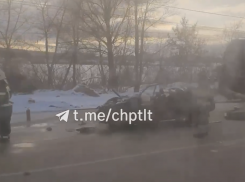 «Гранта» врезалась в фуру на Поволжском шоссе в Тольятти