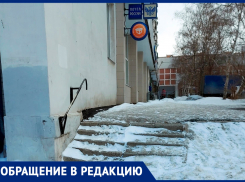 «Превратилась в ледяную горку»: жители Октябрьского района жалуются на полуразрушенную лестницу у почты 