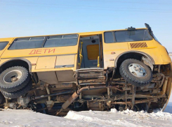 В Большечерниговском районе автобус со школьниками слетел в кювет