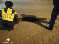 На улице Георгия Дмитрова автомобилист влетел в глубокую яму и сделал важное наблюдение