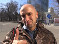 В Самаре английский журналист и волонтёр собирает тёплые вещи и продукты для Донбасса