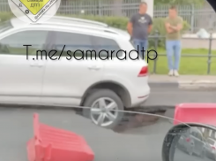 Возле Струковского сада асфальт провалился прямо под припаркованным авто