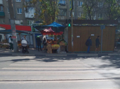 Пешеходы на улице Энтузиастов жалуются на небезопасную торговую точку