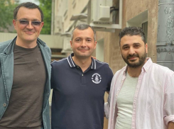 «На солнце, вдоль рядов кукурузы»: пилот-герой познакомился с известным актёром, который сыграет его в большом кино 