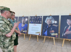 «Эти лица должны увидеть все» : в Тольятти открылась фотовыставка «Мама Героя» 