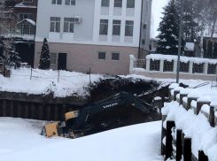 На скандальной стройке в Самарской области экскаватор сорвался в Волгу