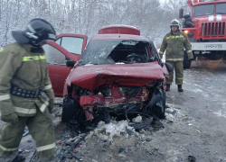 В Самарской области столкнулись два легковых авто и грузовик