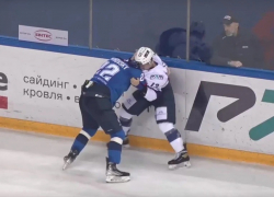 «Я тебя съем!»: в Самарской области хоккеист-десантник покусал соперника во время матча