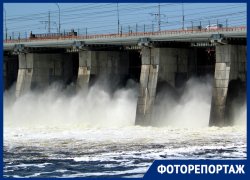 26 тысяч «кубов» в секунду: Жигулёвская ГЭС заставила могучую Волгу вспениться и закипеть