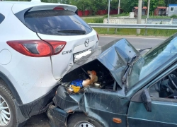 На самарской трассе из-за столкновения Mazda и ВАЗ-2115 пострадали два человека