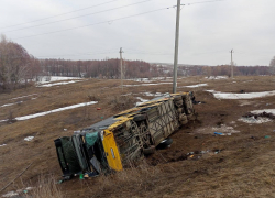 На трассе в Самарской области перевернулся пассажирский автобус: 2 человека погибли, 22 – госпитализированы