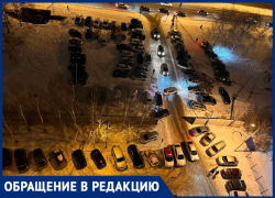 «Паркуют прямо на газоне»: тольяттинцы пожаловались на загромождение автомобилями возле Лада-Арены 