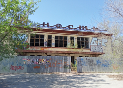 Разрушенная «Юность»: в Самаре бывший кинотеатр превратился в прибежище для бомжей 