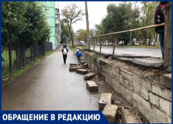 «(НЕ)решаем вместе»: в Самаре жители жалуются на упавшие бетонные блоки, удерживающие насыпь у автобусной остановки