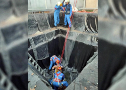 В Самарской области 1,5 часа спасали мужчину с лишним весом, рухнувшего на дно 4-метрового котлована