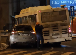 «Стоят в обнимку»: в Самаре на улице Льва Толстого произошло ДТП с автобусом