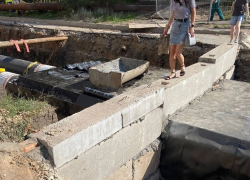 В Самаре пешеходы переходить дорогу через яму по узким бетонным перекрытиям 