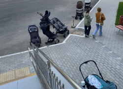В поликлинике в Волгаре могут сделать колясочную на улице вместо пандуса