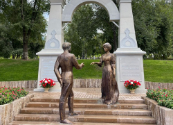 Скульптура «Вальс» в Струковском саду начала разрушаться