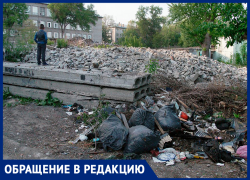 «Опасный бардак»: горы строительного мусора около самарского лицея не могут убрать целый год
