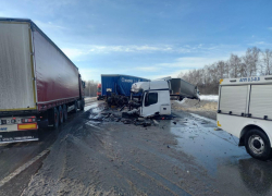 На трассе М-5 столкнулись три грузовика: один человек погиб