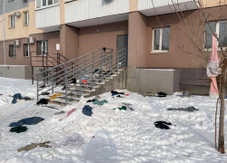 «Развод по-Волгарски»: в Самаре мужчина выбросил с балкона женскую одежду 