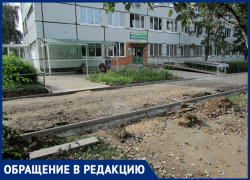 «Окружили рвом»: дорожники разрушили подходы к детской поликлинике в Самарской области и ушли в отпуск