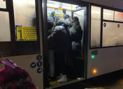 «Ни порядка, ни комфорта»: в холода и снегопад в Самаре обострилась ситуация с общественным транспортом