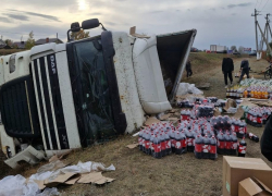 Под Самарой перевернулся грузовик с лимонадом