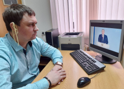 «Погрузился в зловонную жижу»: самарский депутат слушал Путина с лапшой на ушах