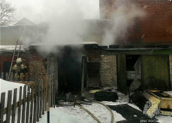 На улице Чапаевской в Самаре загорелись гаражи