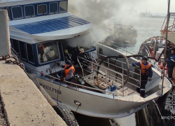 «Империя» в огне: в Самарской области пожар охватил прогулочный корабль на ходу 