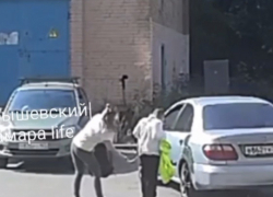 «Забыл позвонить после школы – получай!»: в сети появилось видео, как мать избивает ребёнка