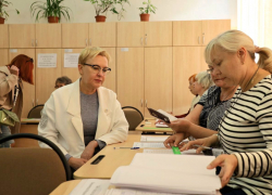 Василенко – без шарфика, Азаров – без Хинштейна, Ренц – с родителями: кто отметился на выборах в первый день