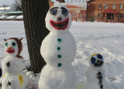 В Тольятти слепили снеговиков-джокеров, а в Сызрани – целое снежное царство