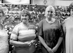 «Дышать тут тяжело и долго находиться невозможно»: в Самаре пожилые волонтёры плетут маскировочные сети в «бункере»