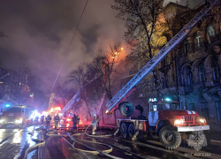 «Десятки, сотни тонн воды»: страшный пожар в доме Челышева самарские спасатели тушили 11 часов
