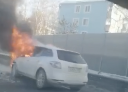 На Красноглинском шоссе в Самаре прямо во время движения загорелась «Мазда»