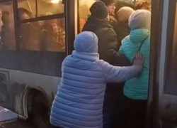 Как в Японии: в Волгаре пассажиров приходится утрамбовывать в автобус 