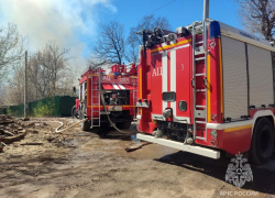 Высокий уровень риска объявили спасателям на пожаре многоквартирного дома в Самаре