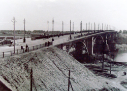 15 сентября 1954 года было открыто движение по мосту через реку Самара