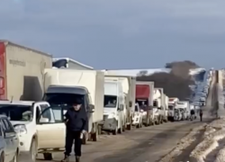 Обстановка на трассе М-5 под Сызранью остаётся сложной: стоят все полосы, фуры вытаскивают тракторами