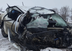 Иномарку Kia Rio сжало в комок металла после столкновения с фурой на трассе «Обход г. Сызрани»