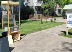 «Самара бескультурная»: вандалы разрушили уличную библиотеку 