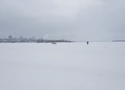 «5 минут страха – и ты дома?»: экстремалы ездят из Самары до Рождествено на машине по Волге, а спасатели публикуют замеры толщины льда