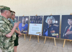 «Эти лица должны увидеть все» : в Тольятти открылась фотовыставка «Мама Героя» 