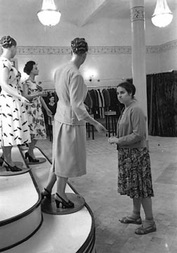 В магазине «Салон женского платья». 1967 г.jpeg