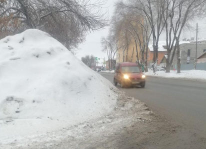 Самарцы пожаловались на огромный сугроб, оставленный дворниками 